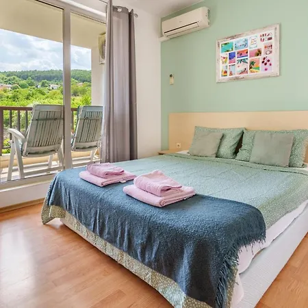 Poesia, Harmony Hills